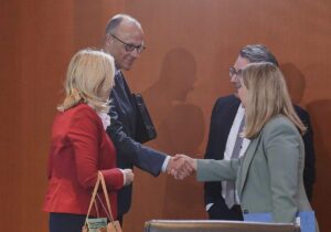 Warken rechnet mit Fortbestand der schwarz-roten Koalition