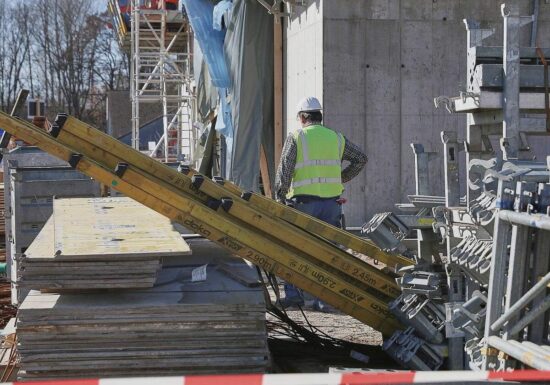 Erwerbstätigkeit im April nahezu unverändert