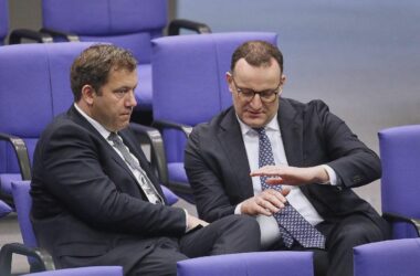 Spahn gegen eigenständigen Vorschlag von Klingbeil für Steuerreform