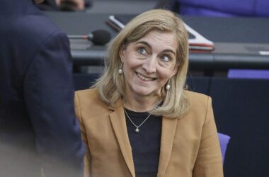 Warken will Kinderlose in Pflegeversicherung stärker belasten