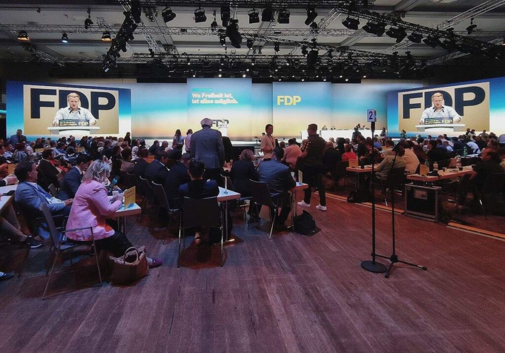FDP setzt Parteitag fort - Antragsberatung im Fokus