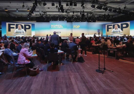FDP setzt Parteitag fort - Antragsberatung im Fokus