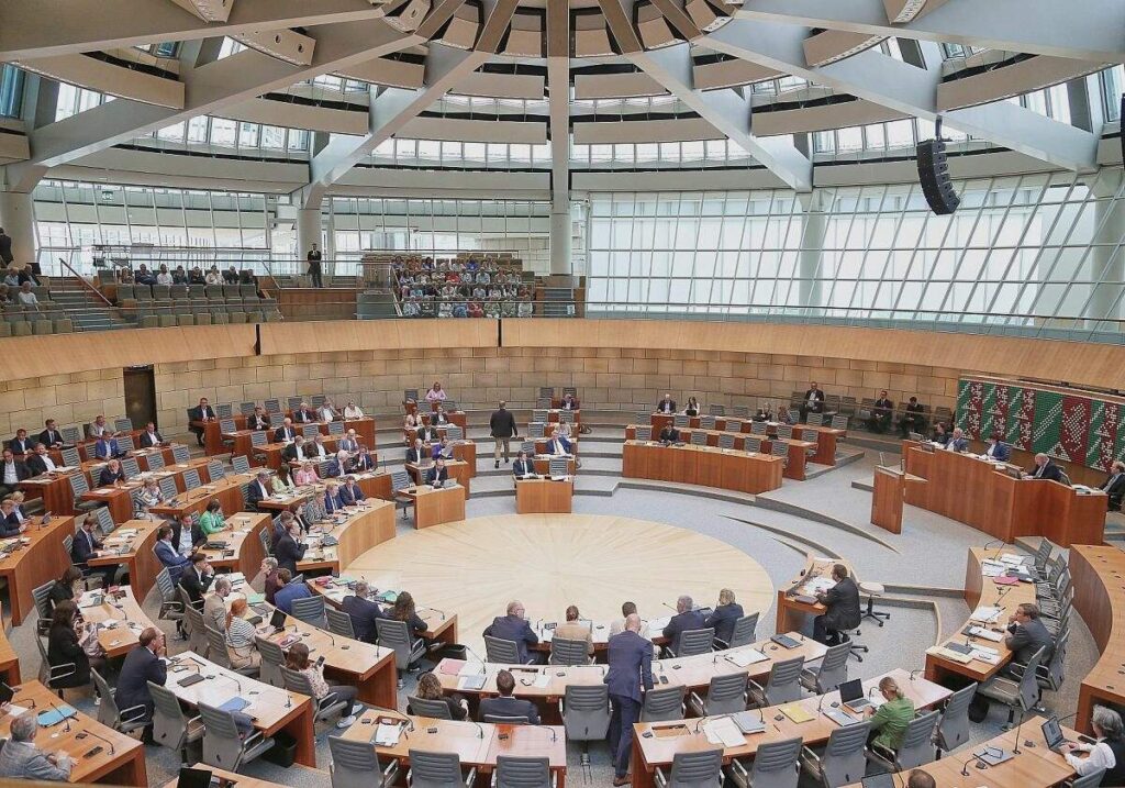 NRW-Landesregierung beantwortet Anfragen aus Landtag oft zu spät