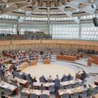 NRW-Landesregierung beantwortet Anfragen aus Landtag oft zu spät