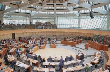 NRW-Landesregierung beantwortet Anfragen aus Landtag oft zu spät