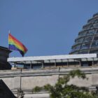 Regenbogenflagge am Bundestag gehisst
