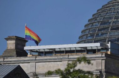 Regenbogenflagge am Bundestag gehisst