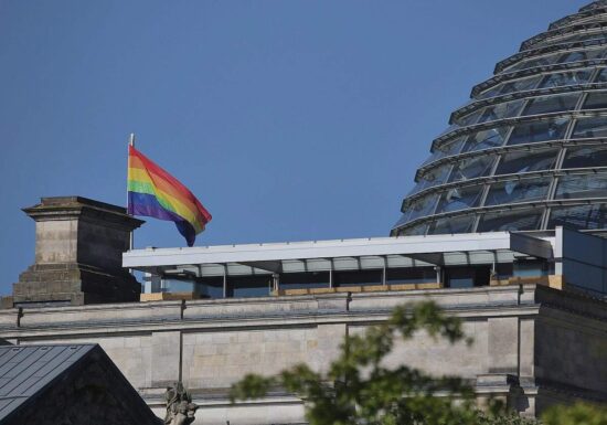Regenbogenflagge am Bundestag gehisst