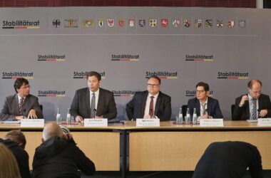 Klingbeil verteidigt Investitionen trotz höherer Verschuldung