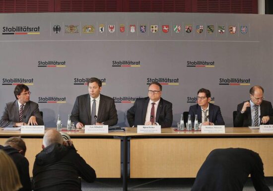 Klingbeil verteidigt Investitionen trotz höherer Verschuldung