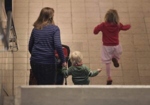 Grüne starten Petition gegen Kürzungen bei Frauen und Kindern