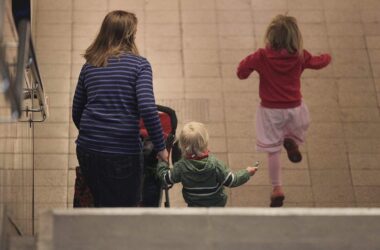 Grüne starten Petition gegen Kürzungen bei Frauen und Kindern
