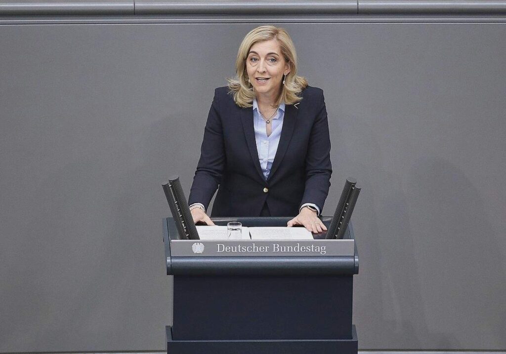 Warken will Sozialbeiträge langfristig senken