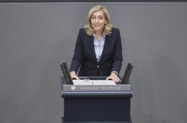 Warken will Sozialbeiträge langfristig senken