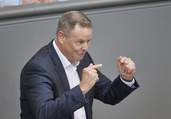 Linke wirft Merz nach WM-Post Realitätsverlust vor