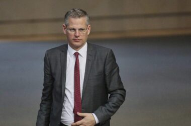 De Vries warnt nach Brandanschlag auf sein Auto vor Linksextremen