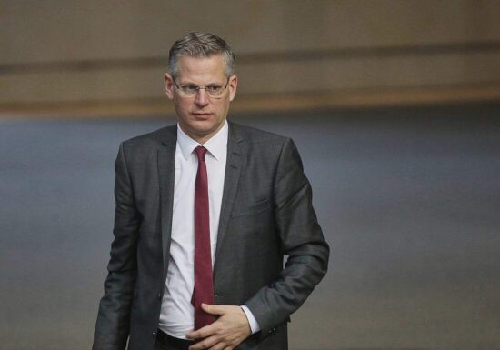 De Vries warnt nach Brandanschlag auf sein Auto vor Linksextremen