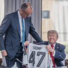 Merz schenkt Trump Deutschlandtrikot