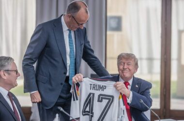 Merz schenkt Trump Deutschlandtrikot