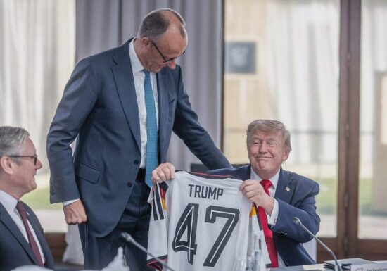Merz schenkt Trump Deutschlandtrikot