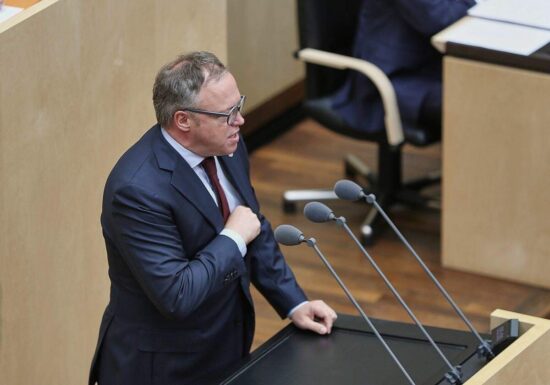 Mario Voigt kündigt bessere Qualitätskontrolle bei KI-Reden an