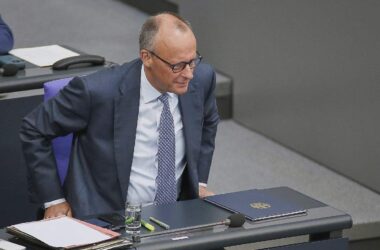 Ipsos: Grüne weiter vor SPD, Zufriedenheit mit Kanzler Merz sinkt