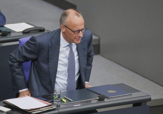 Ipsos: Grüne weiter vor SPD, Zufriedenheit mit Kanzler Merz sinkt