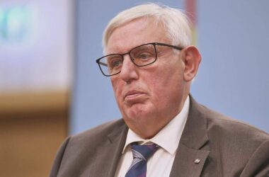 Laumann begrüßt Pflegereform - Kritik an Aussetzung von Tariftreue