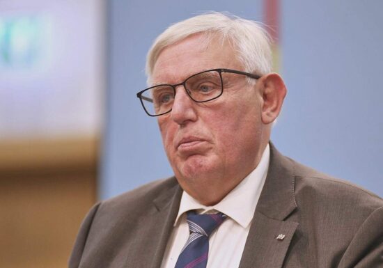 Laumann begrüßt Pflegereform - Kritik an Aussetzung von Tariftreue