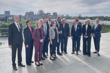 Bericht der Rentenkommission an Merz und Bas übergeben
