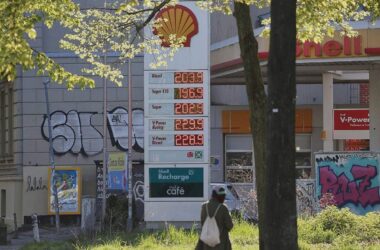 Stegner fürchtet Benzin-Rationierungen bei anhaltenden Kriegen