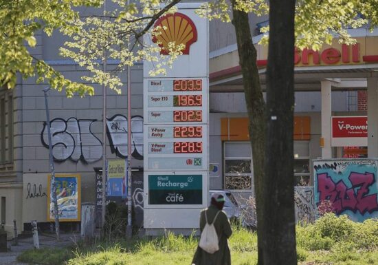 Stegner fürchtet Benzin-Rationierungen bei anhaltenden Kriegen