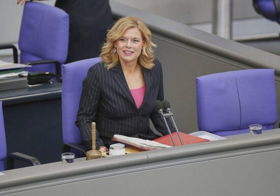 Klöckner ermahnt Bundesregierung wegen verspäteter Antworten
