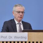 Wirtschaftsweiser warnt vor hohen Pflegekosten für Kinder