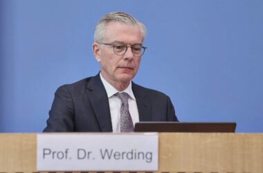 Wirtschaftsweiser warnt vor hohen Pflegekosten für Kinder