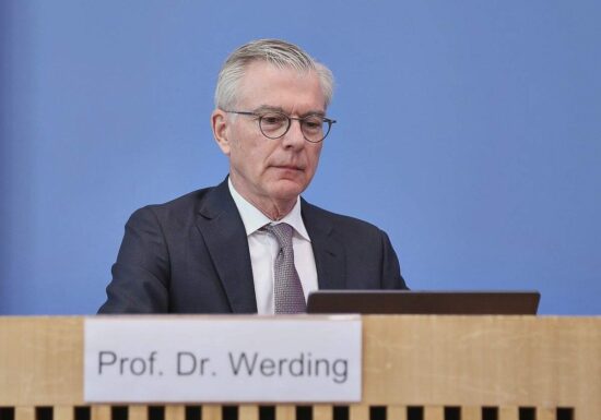 Wirtschaftsweiser warnt vor hohen Pflegekosten für Kinder