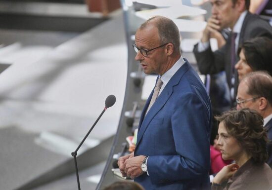 Merz wirbt im Bundestag für Rentenreform