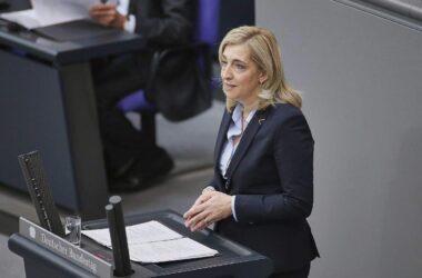 Warken wirbt für Krankenkassen-Reform