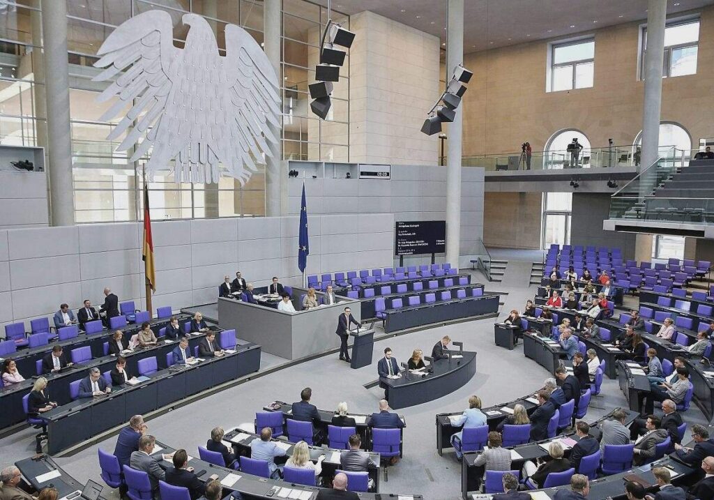 Linke kritisiert Altersbezüge von Abgeordneten als zu hoch