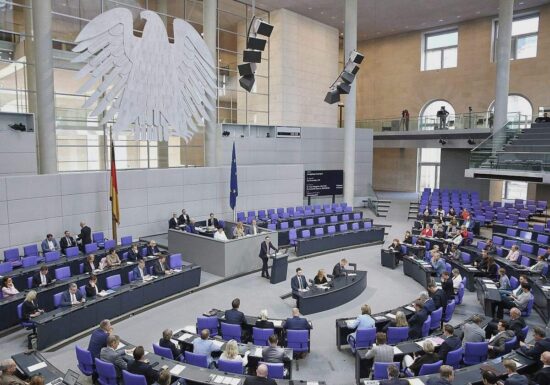 Linke kritisiert Altersbezüge von Abgeordneten als zu hoch