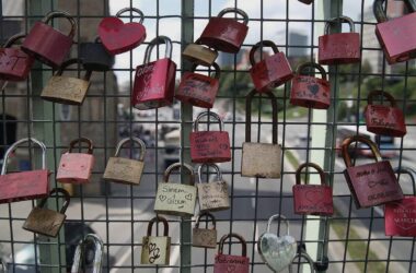 Standortfreigabe in Beziehungen: Jeder Siebte teilt dauerhaft