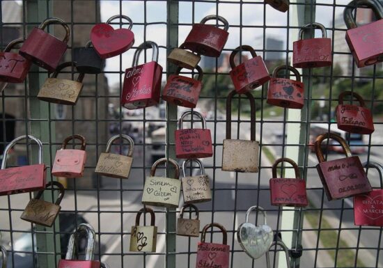 Standortfreigabe in Beziehungen: Jeder Siebte teilt dauerhaft