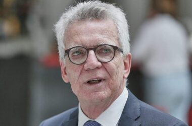 Gabriel und de Maizière kritisieren Regierungsstil