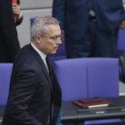 Wildberger verteidigt KI-Einsatz bei Reden