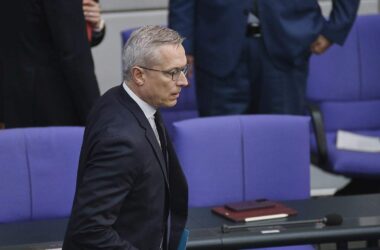 Wildberger verteidigt KI-Einsatz bei Reden