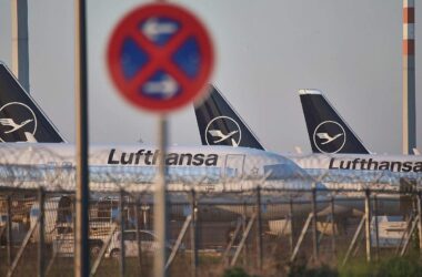 Lufthansa-Maschine fällt am Frankfurter Flughafen auf die Nase