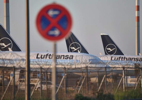 Lufthansa-Maschine fällt am Frankfurter Flughafen auf die Nase