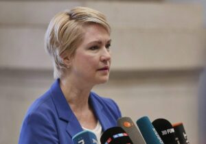 Schwesig kritisiert Warkens Pflegereform als schweren Fehler