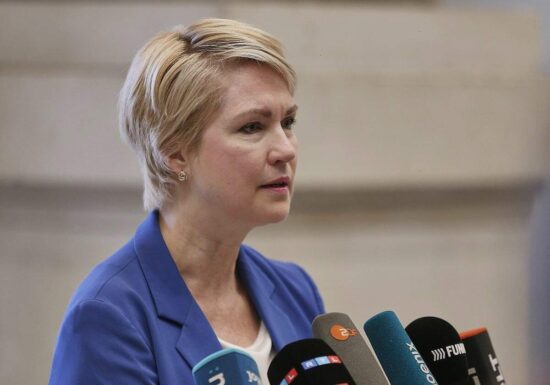 Schwesig kritisiert Warkens Pflegereform als schweren Fehler