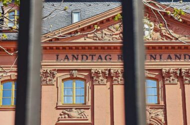 CDU-Regierung in Rheinland-Pfalz hält an Einbürgerung ohne Sprachtest fest